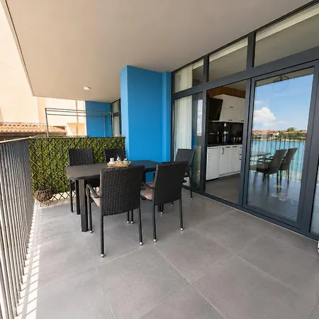 The Bay View Apartment *