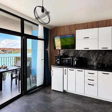 The Bay View Apartment *